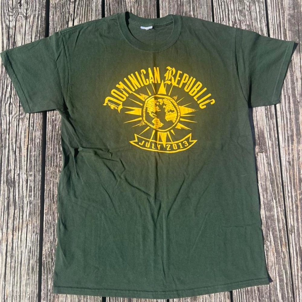 Vintage Dominican Republic 2013 shirt very cool
graphic on it